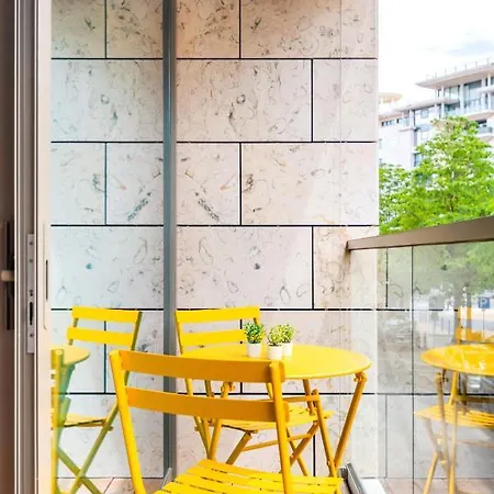 20 Modern Flat *